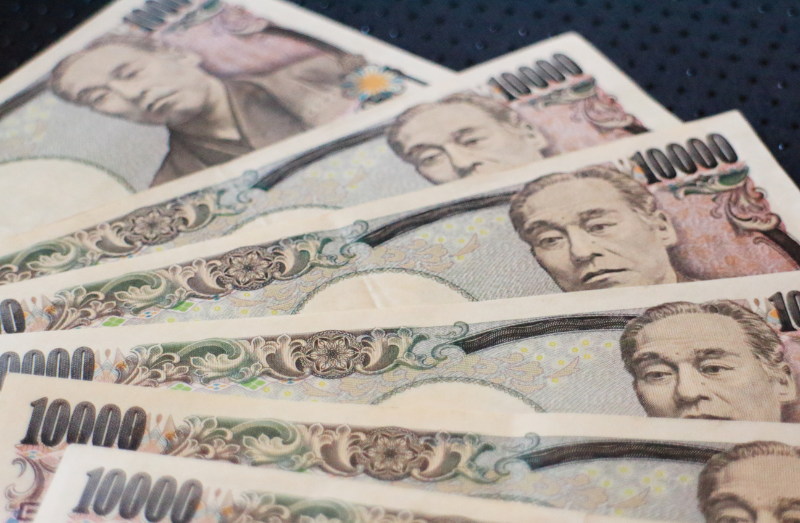 お金　１万円札
